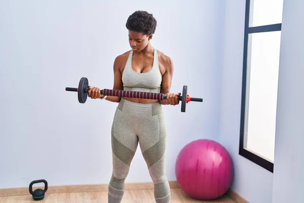 Африканская Американка Тренируется Весом Спорткомплексе — стоковое фото