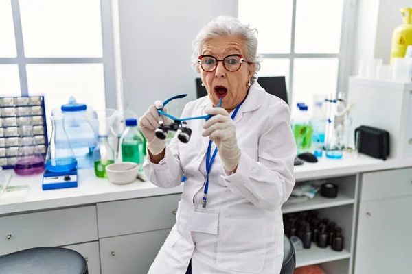 Старшая Женщина Седыми Волосами Работает Научной Лаборатории Используя Увеличительные Очки — стоковое фото