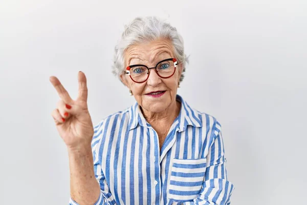 Donna Anziana Con Capelli Grigi Piedi Sfondo Bianco Sorridente Con — Foto Stock