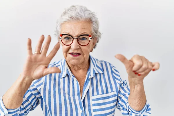 Seniorin Mit Grauen Haaren Steht Vor Weißem Hintergrund Und Zeigt — Stockfoto