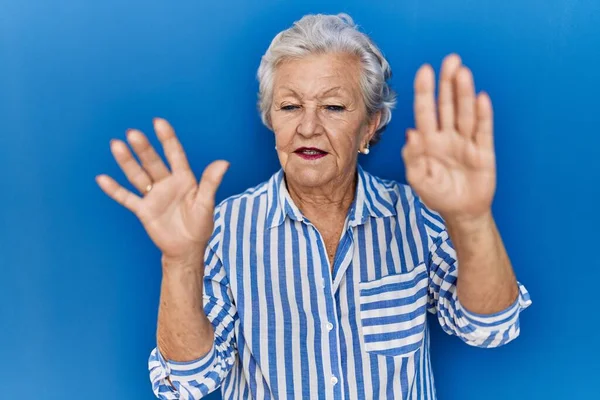 Donna Anziana Con Capelli Grigi Piedi Sfondo Blu Mostrando Indicando — Foto Stock