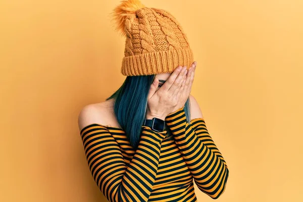 현대의 소녀는 울면서 손으로 얼굴을 표정으로 모자를 우울증 — 스톡 사진