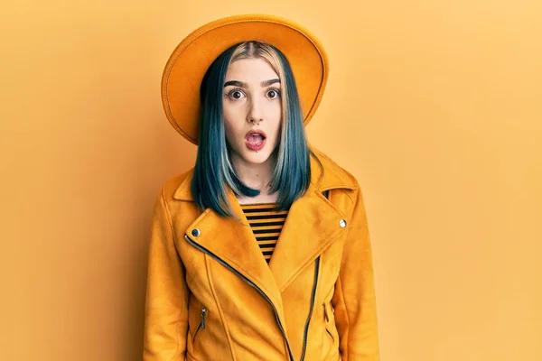 Sarı Şapka Deri Ceket Giyen Genç Çağdaş Kız Şaşkınlık Şaşkınlık — Stok fotoğraf