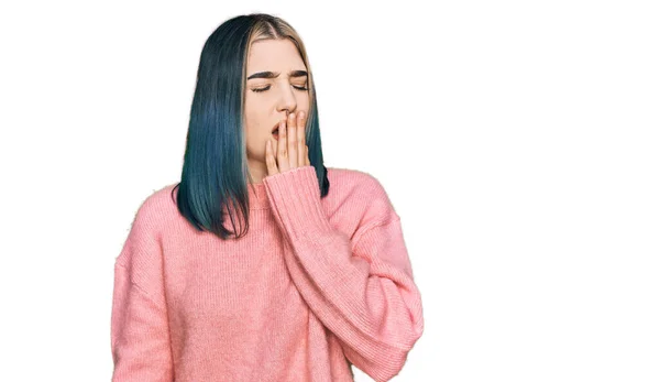 Junge Moderne Mädchen Rosa Wollwollpullover Gelangweilt Gähnend Müde Mund Mit — Stockfoto