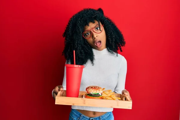 Африканська Американка Волоссям Афроамериканського Кольору Їдає Смачний Класичний Бургер Картоплею — стокове фото