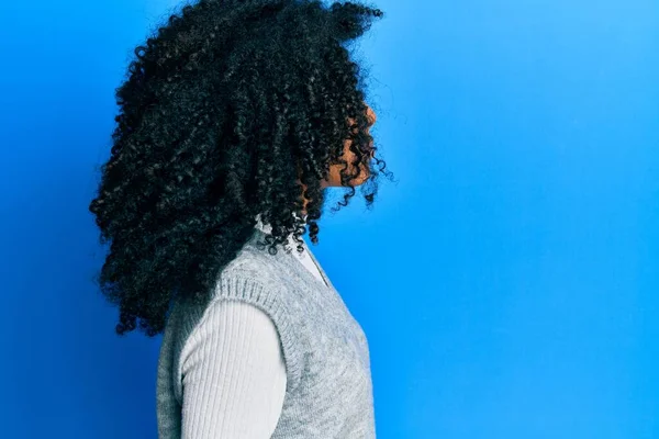 Afričanky Americká Žena Afro Vlasy Sobě Ležérní Zimní Svetr Hledá — Stock fotografie