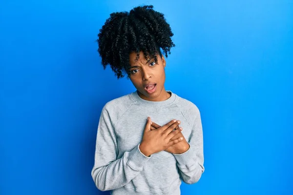 Mujer Afroamericana Con Pelo Afro Usando Ropa Deportiva Haciendo Símbolo — Foto de Stock