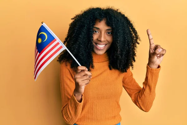 Mujer Afroamericana Con Cabello Afro Sosteniendo Bandera Malasia Sonriendo Con —  Fotos de Stock