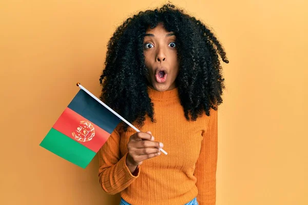Африканская Американка Афро Волосами Держащая Афганский Флаг Испуганная Изумленная Открытым — стоковое фото
