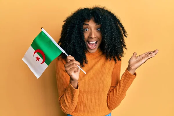 Африканская Американка Афроволосами Держащая Алжирский Флаг Празднует Достижение Счастливой Улыбкой — стоковое фото
