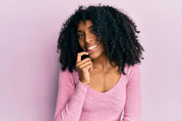 Africano Mulher Americana Com Cabelo Afro Vestindo Camisa Rosa Casual — Fotografia de Stock