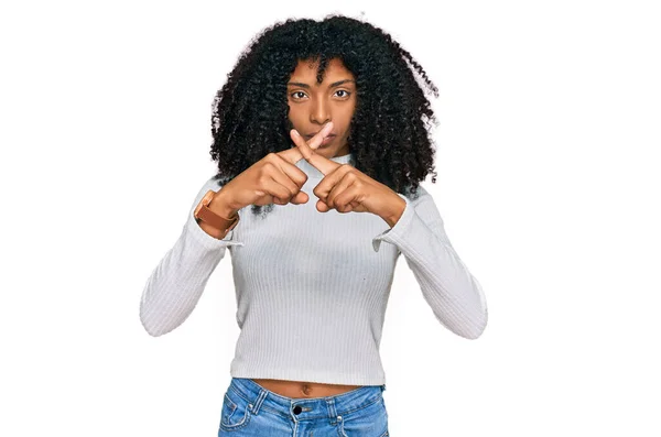 Joven Afroamericana Americana Usando Ropa Casual Rechazo Expresión Cruzando Dedos —  Fotos de Stock
