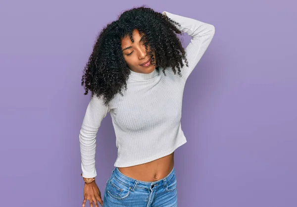 Ung Afrikansk Amerikansk Flicka Bär Casual Kläder Sträcker Sig Tillbaka — Stockfoto