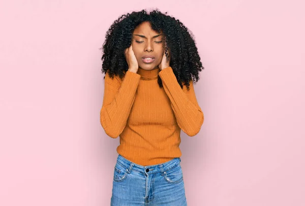 Młoda Afroamerykanka Luźnych Ciuchach Ręką Głowie Ból Głowy Stres Migrena — Zdjęcie stockowe
