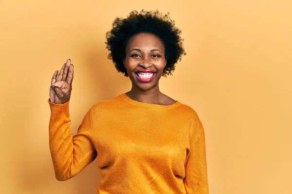 Молода Афроамериканська Жінка Повсякденному Одязі Показує Вказує Вгору Пальцями Номер — стокове фото