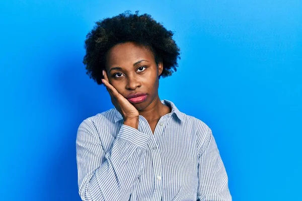 Fiatal Afro Amerikai Visel Alkalmi Ruhák Gondolkodás Fáradt Unatkozik Depresszió — Stock Fotó