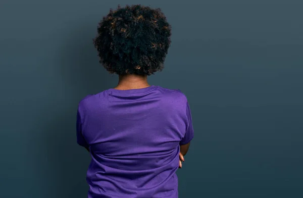 Mujer Afroamericana Con Pelo Afro Vistiendo Camiseta Púrpura Casual Pie —  Fotos de Stock