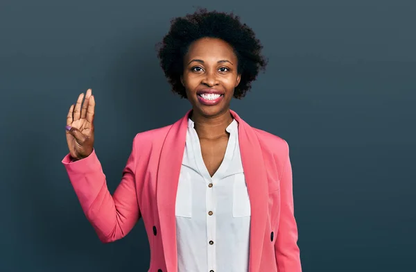 Afroamerykanka Afro Włosy Służbowej Kurtce Pokazując Wskazując Palcem Numer Cztery — Zdjęcie stockowe