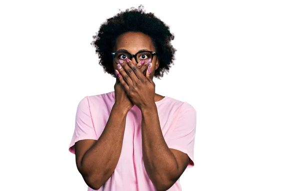 Afroamerikanerin Mit Afro Haaren Lässiger Kleidung Und Brille Die Fälschlicherweise — Stockfoto
