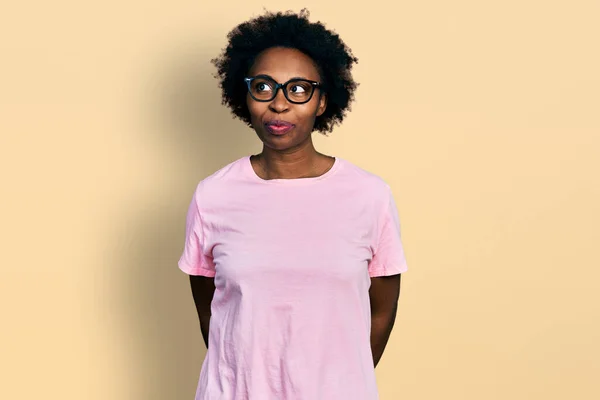 Mujer Afroamericana Con Pelo Afro Vistiendo Ropa Casual Gafas Sonriendo —  Fotos de Stock