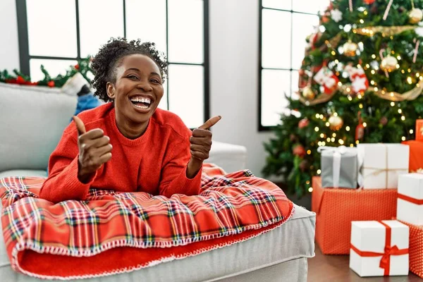 Junge Afrikanisch Amerikanische Frau Auf Dem Sofa Weihnachtsbaum Erfolgszeichen Mit — Stockfoto