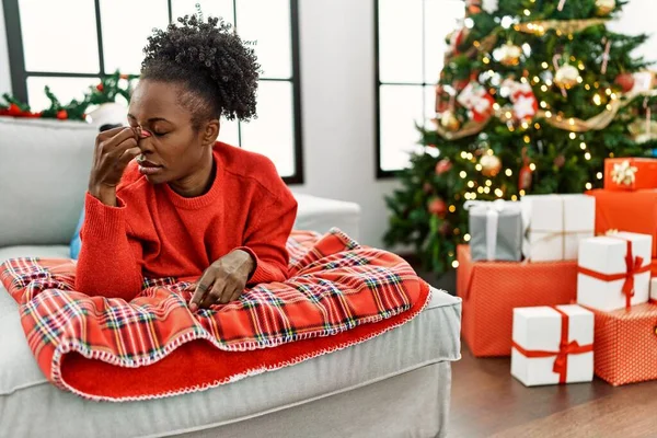 Jovem Afro Americana Deitada Sofá Perto Árvore Natal Cansada Esfregando — Fotografia de Stock