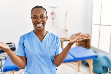 Saç örgülü zenci kadın ağrı kesici kliniğinde çalışıyor. Gülümsüyor, yardım eli uzatıyor ve kabul ediyor.. 