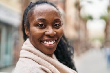 Sokakta kendine güvenen Afrikalı Amerikalı kadın gülümsüyor