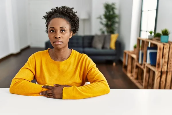 Mujer Afroamericana Joven Vestida Con Ropa Casual Sentada Mesa Casa —  Fotos de Stock