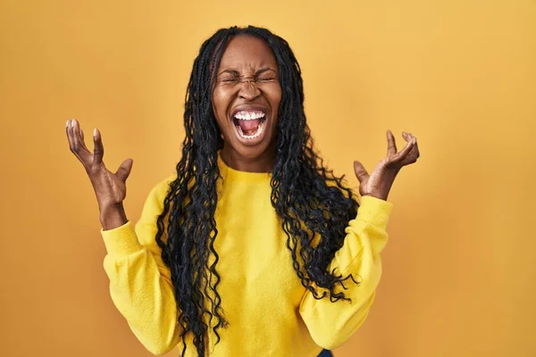 Африканская Женщина Стоящая Жёлтом Фоне Сумасшедшая Кричащая Кричащая Агрессивным Выражением — стоковое фото