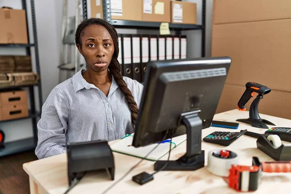 Küçük Işletmelerde Çalışan Afrikalı Bir Kadın Sıkıntılı Endişeli Sinirli Korkmuş — Stok fotoğraf