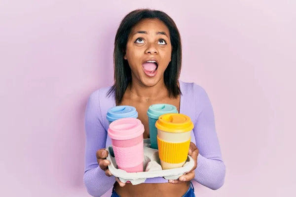 Jovem Afro Americana Segurando Bandeja Com Tirar Café Irritado Louco — Fotografia de Stock