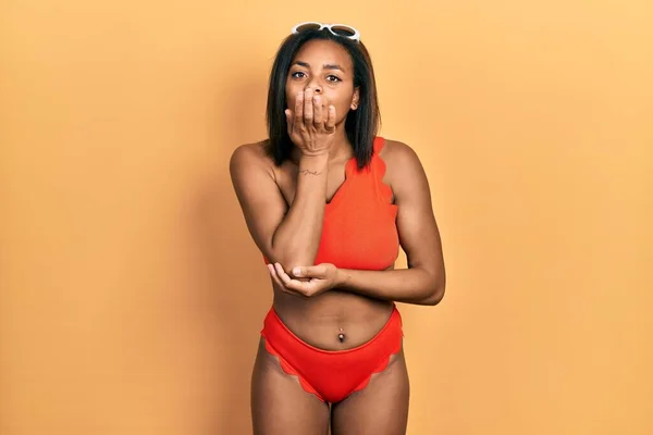 Ung Afrikansk Amerikansk Tjej Klädd Bikini Tittar Kameran Blåser Kyss — Stockfoto