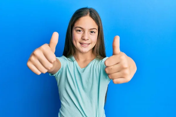 셔츠를 갈색의 소녀는 손으로 긍정적 행동을 승인하고 웃으며 성공하는 행복하게 — 스톡 사진