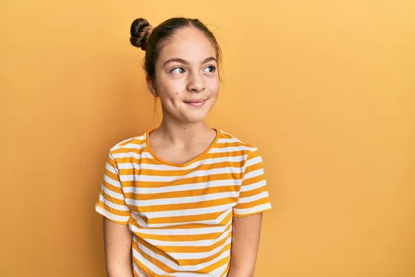 Hermosa Niña Morena Vistiendo Camiseta Rayas Casuales Sonriendo Mirando Lado —  Fotos de Stock