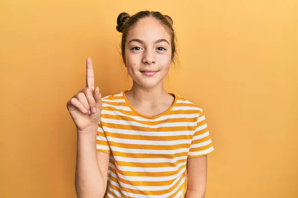 Schöne Brünette Kleine Mädchen Trägt Lässig Gestreiftes Shirt Zeigt Und — Stockfoto