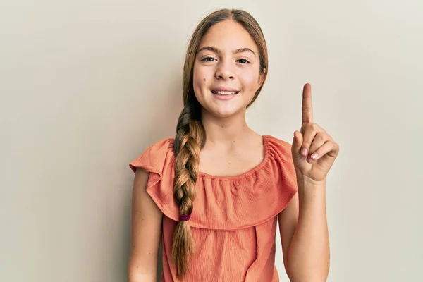 Schöne Brünette Kleine Mädchen Tragen Sommerhemd Lächelnd Mit Einer Idee — Stockfoto