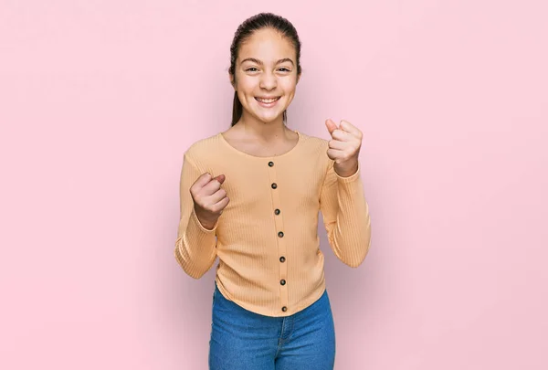 Schöne Brünette Kleine Mädchen Lässigem Pullover Aufgeregt Für Den Erfolg — Stockfoto