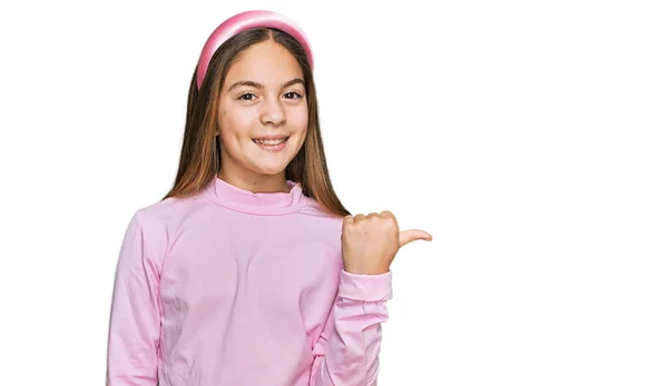 Piękna Brunetka Dziewczynka Nosi Luźny Sweter Turtleneck Uśmiechając Się Szczęśliwą — Zdjęcie stockowe