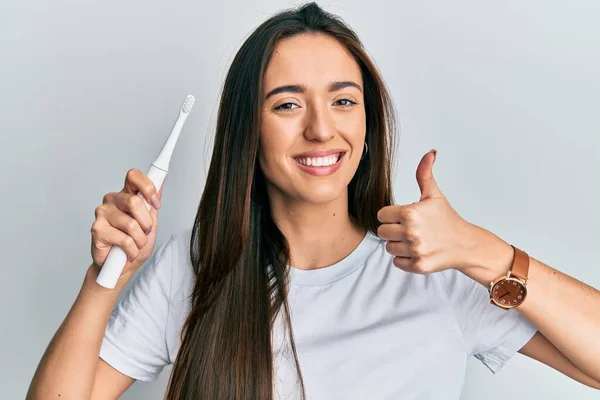 Menina Hispânica Jovem Segurando Escova Dentes Elétrica Sorrindo Feliz Positivo — Fotografia de Stock