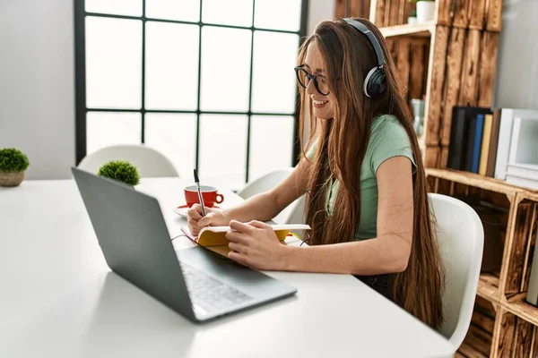 Mujer Hispana Joven Usando Laptop Escribiendo Libro Sentado Mesa Casa —  Fotos de Stock