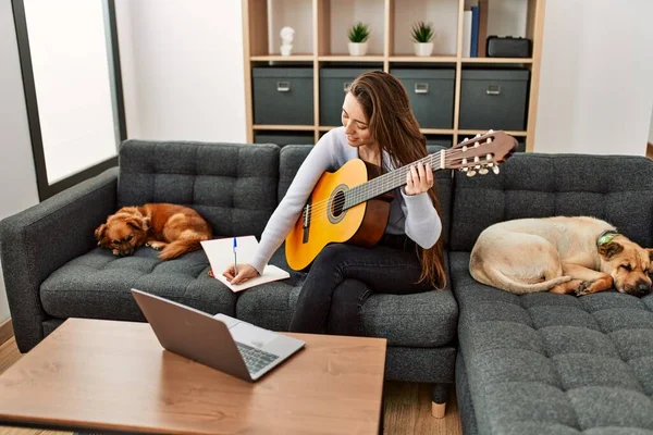 Jovem Hispânica Tendo Aula Guitarra Online Sentada Sofá Com Cães — Fotografia de Stock
