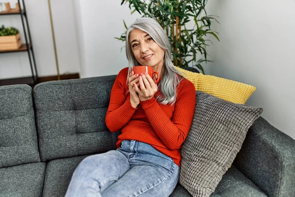 Middelbare Leeftijd Grijsharige Vrouw Glimlachend Zelfverzekerd Pillen Nemen Thuis — Stockfoto