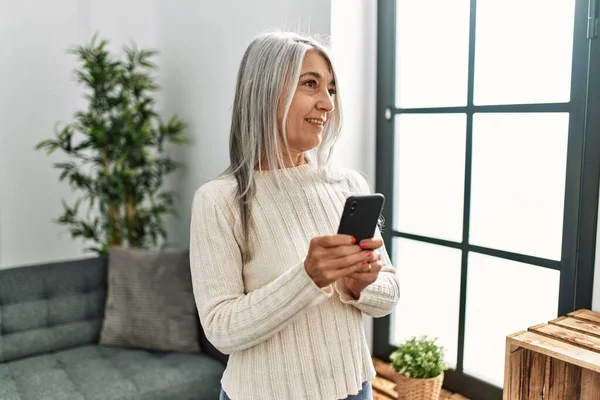 Mulher Cabelos Grisalhos Meia Idade Sorrindo Confiante Usando Smartphone Casa — Fotografia de Stock