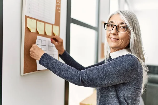 事務所に立つ中年白髪の女性ビジネスワーカー — ストック写真