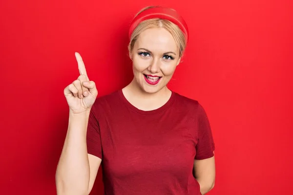 Jonge Blonde Vrouw Dragen Casual Rood Shirt Glimlachen Met Een — Stockfoto