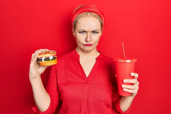 Jeune Femme Blonde Mangeant Hamburger Classique Savoureux Avec Des Frites — Photo