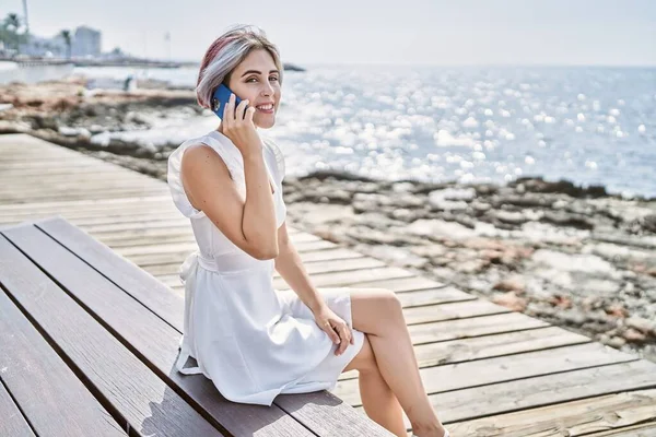 Mladý Běloch Dívka Mluví Smartphone Sedí Lavičce Pláži — Stock fotografie