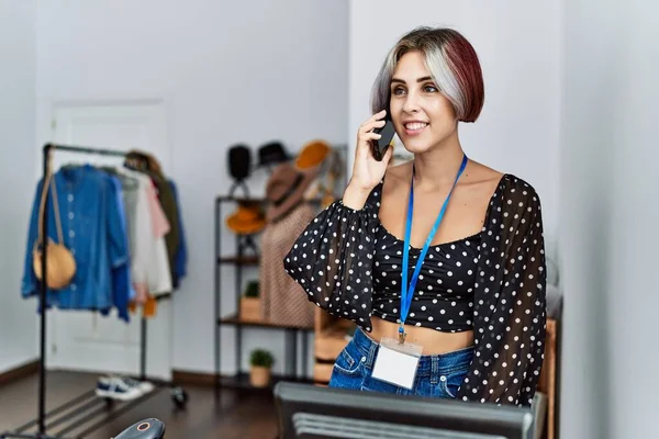 Ung Kaukasisk Butiksägare Kvinna Ler Glad Talar Smartphone Arbetar Kläder — Stockfoto