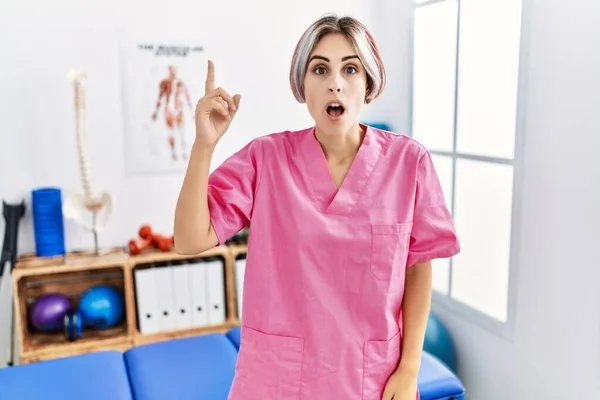 Jovem Enfermeira Que Trabalha Clínica Recuperação Dor Apontando Dedo Para — Fotografia de Stock